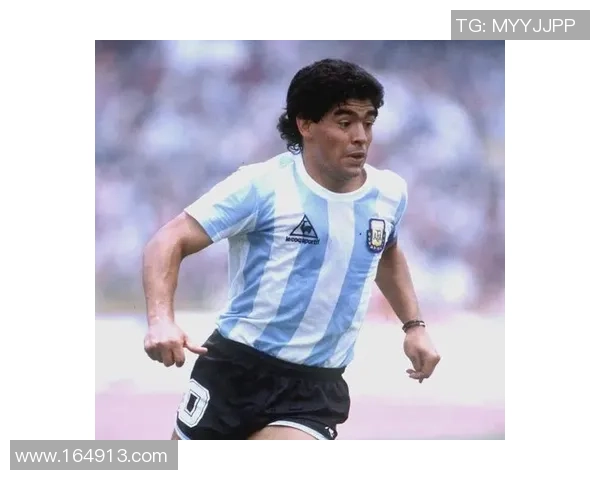 四号蓝色足球球星是谁 他在球场上的表现与成就分析