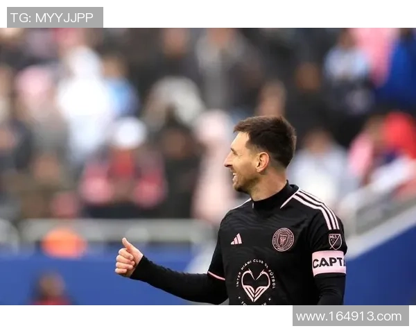 帅气球星在绿茵场上展现非凡技艺与风采，瞬间定格令人热血沸腾的精彩瞬间