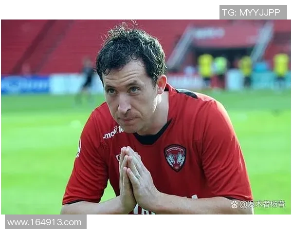 银白色头发足球明星展现非凡魅力与独特个性引领潮流风尚